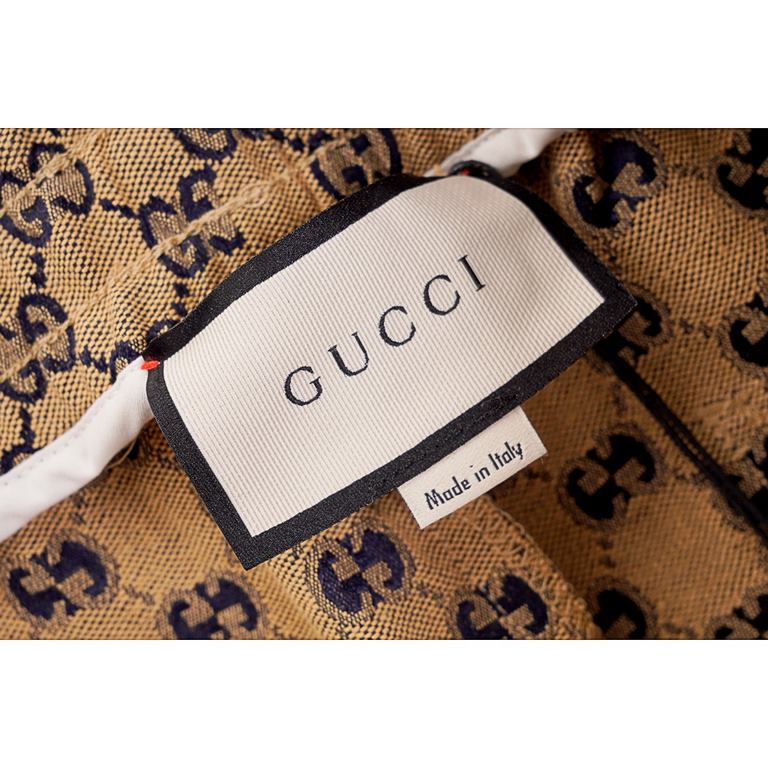 GucciGucci 21FW Old Flower Logo Print ShortsSize：46 48 50 52Using cotton fabrics carefully crafted, high grams of combed cotton tight thick, comfortable and breathable, not easy to deformation, on the body three-dimensio