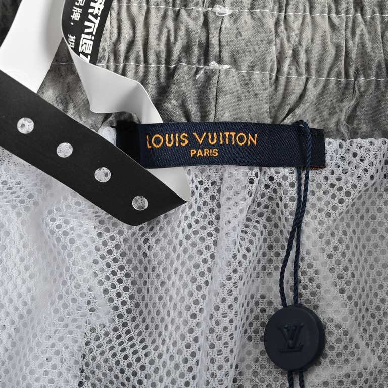 Louis Vuitton 23ss Old Flower Star Gradient Beach ShortsLouis VuittonLouis Vuitton 23ss Old Flower Star Gradient Beach ShortsFollowing last year's gradient another hot new models Channel summer limited color scheme, star