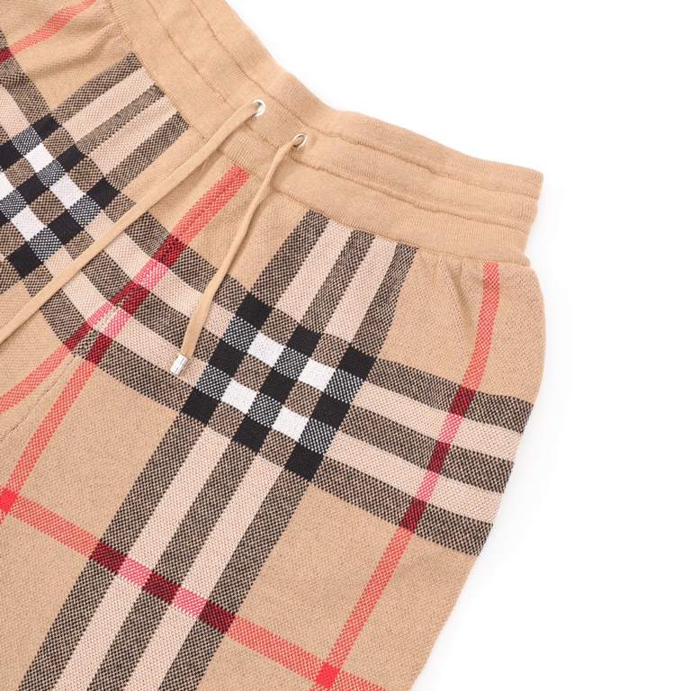 BurberryBurberry Classic Check Knit ShortsOriginal purchase, 30 cashmere 70 wool mercerized pile washing treatment, feel close to pure cashmere, close to the comfortable, 12 needle 4 color sesame point process, weight 40