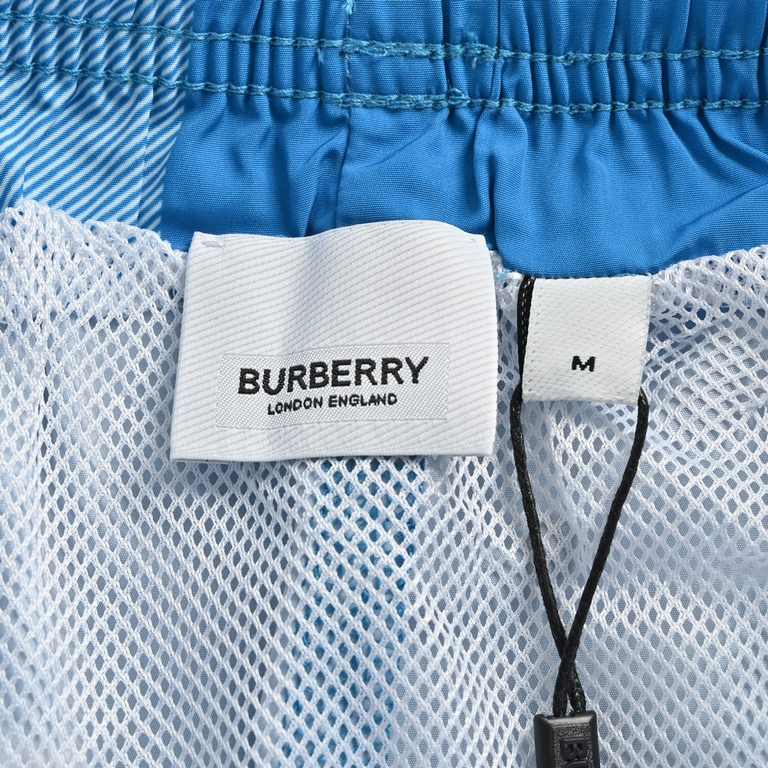 BurberryBurberry Striped Plaid Beach ShortsSummer channel limited beach shorts, custom striped fabric as the finishing touch of the entire pants, more personality senior, loose wide leg pants version, on the body in seco