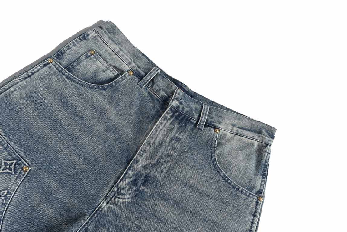 Louis Vuitton 23ss Embossed Aged Denim ShortsDonkey's new 23ss denim shorts incorporate embossed Monogram pockets into a laid-back workwear silhouette that can be styled with the same work pants or mixed and matched with