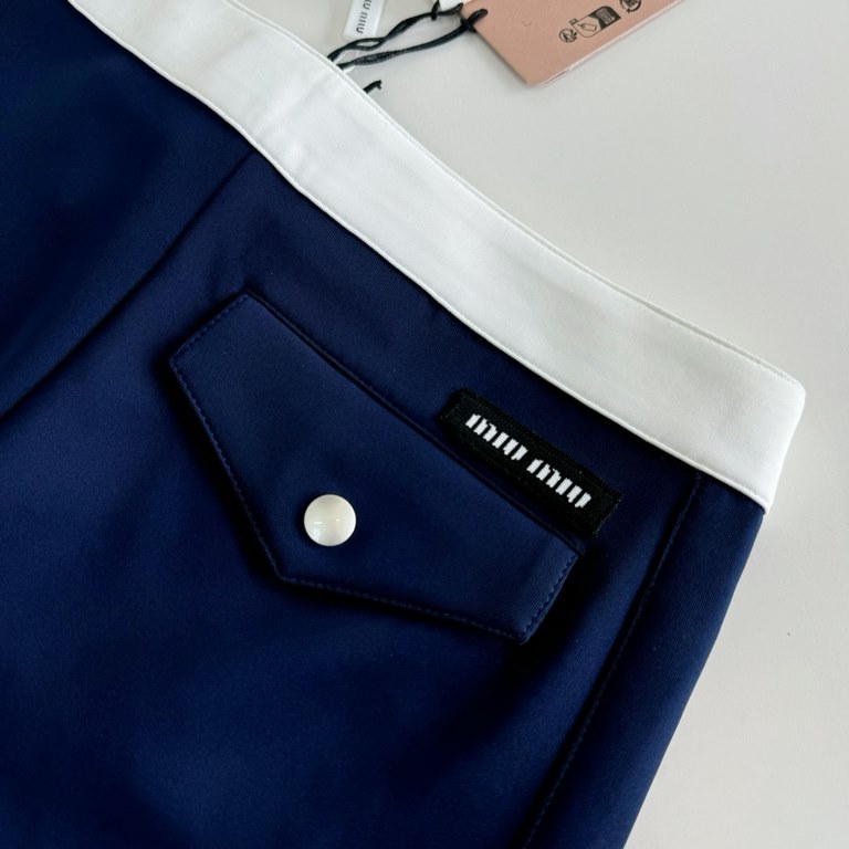 miu24SS Women's Logo Drawstring Waist ShortsOriginal 12,900 purchase, satin bermuda shorts, the fabric is made of rotary air layer 310 grams of satin fabric nylon, very special, very special a material, custom molded zip