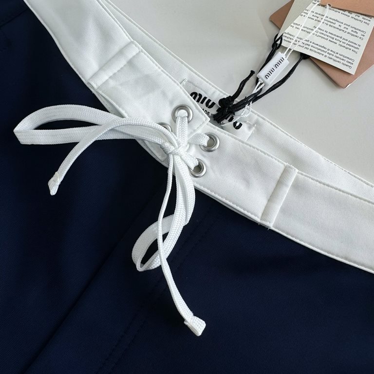 miu24SS Women's Logo Drawstring Waist ShortsOriginal 12,900 purchase, satin bermuda shorts, the fabric is made of rotary air layer 310 grams of satin fabric nylon, very special, very special a material, custom molded zip