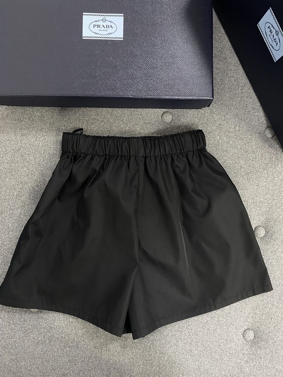 Ms.     Recycled Nylon Shorts  Brand representative elements of the collection, is definitely the most classic of its home, the set of beauty must enter this shorts, do not pick the body, on the upper body thin, ultra-hi