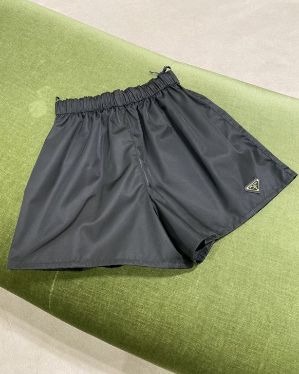 Ms.     Recycled Nylon Shorts  Brand representative elements of the collection, is definitely the most classic of its home, the set of beauty must enter this shorts, do not pick the body, on the upper body thin, ultra-hi