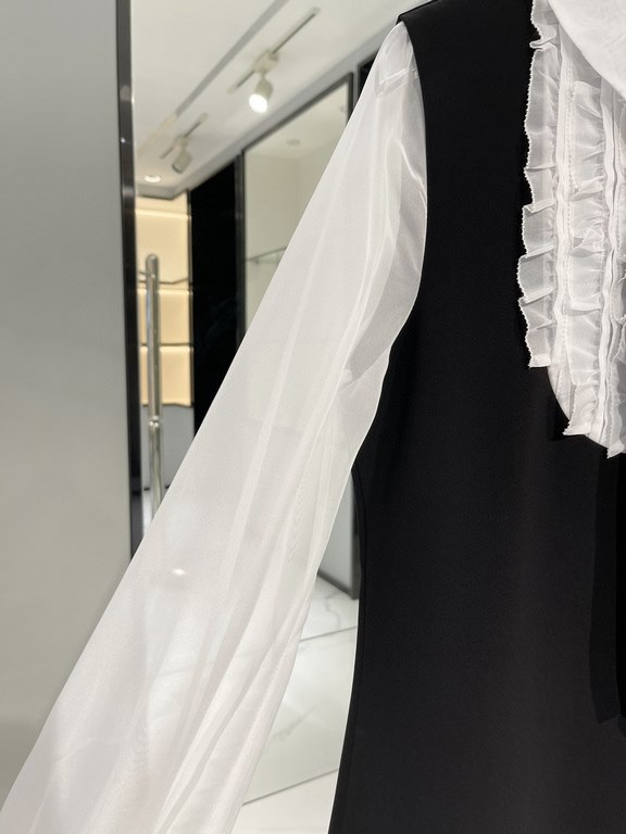 A-line version of the black skirt body, not too close to the curve, slimming and thin. Spliced with white crepe organza, elegant small pointed collar decorated with black straps, gentle ageing. Chest decorated with verti