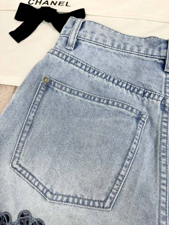 Chane 24s New Cutout Embroidered Denim ShortsCounter the latest models ~ with the original cloth bag full set of packaging, top quality! yb custom washed 100% cotton denim fabrics, looks like a plain jeans, but extremely