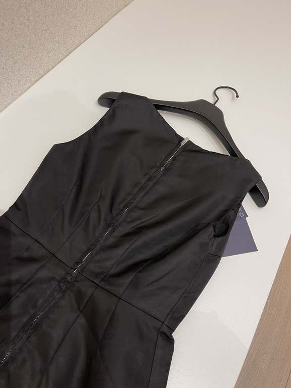 PD's nylon tank dresses are really very much in the brand's DNA!Every year we are surprised by the new styles.This year's nylon is softer and more comfortableThe back zipper design is more chicIt's a great choice to wear