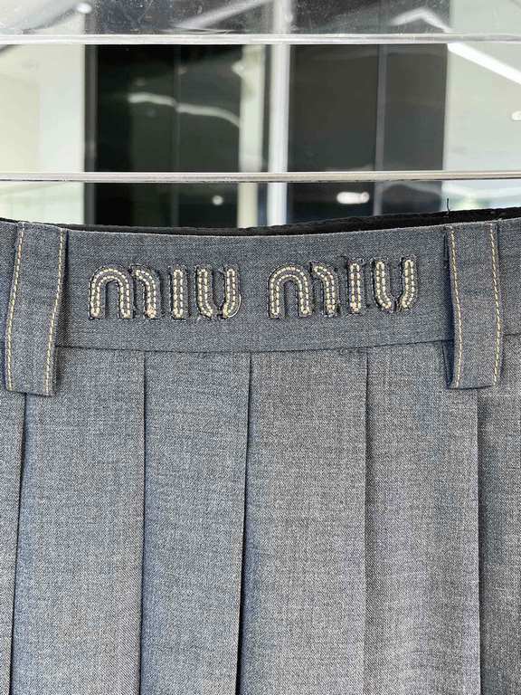 miumiu embroidered letter pleated skirtThis is also too good to wear it, on the body is the C bit girl group debut! Casually with a T-shirt can be, and the version is also particularly good, thin and show leg length.  Cu