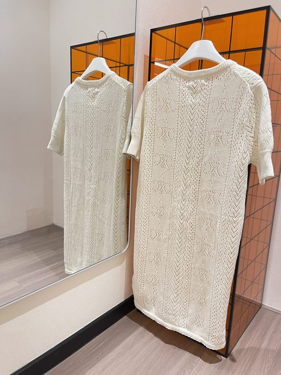 In stock｜Celin Retro Handmade Crochet New Arc de Triomphe Early fall MidsummerCe girl's French romance in the middle of summer Milk Fufu is super atmospheric! This maxi dress is really a lot of people looking for! Thin t