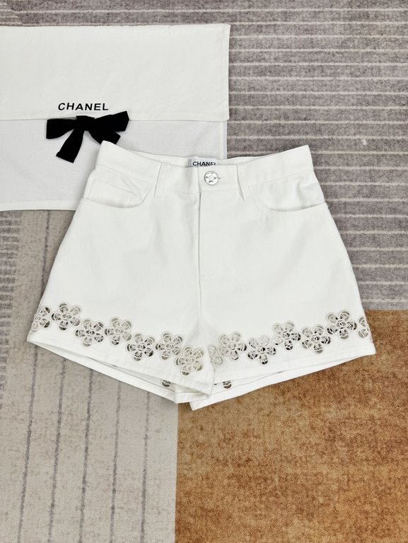 Chane 24s New Cutout Embroidered Denim ShortsCounter the latest models ~ with the original cloth bag full set of packaging, top quality! yb custom washed 100% cotton denim fabrics, looks like a plain jeans, but extremely