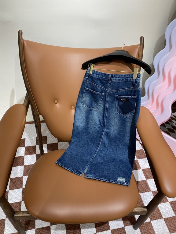 ◆The same as the original counter ◆◆Top quality replica ◆Prada Prada Triangle Label Split Denim SkirtUsing imported non-stretch denim fabrics, classic retro nostalgic wash color, double enzyme wash process grindstone, or