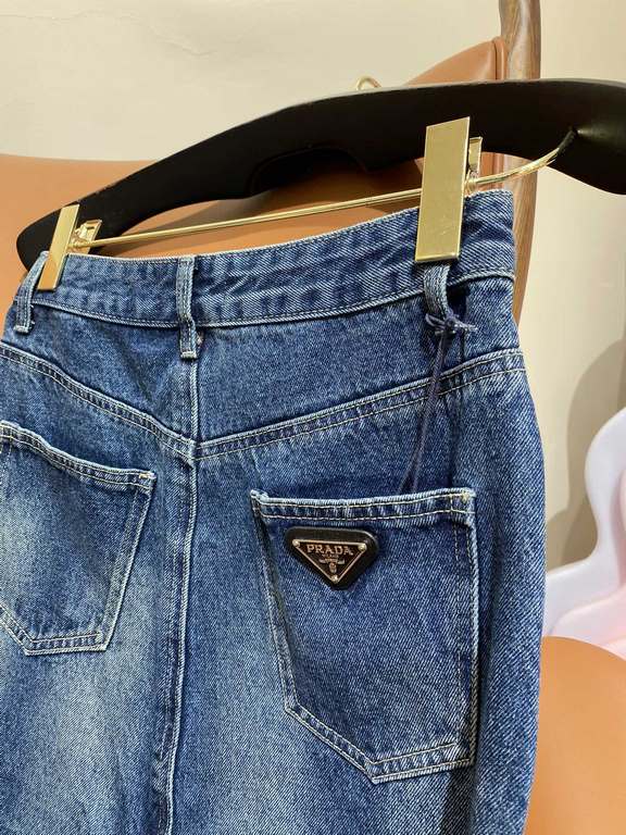 ◆The same as the original counter ◆◆Top quality replica ◆Prada Prada Triangle Label Split Denim SkirtUsing imported non-stretch denim fabrics, classic retro nostalgic wash color, double enzyme wash process grindstone, or