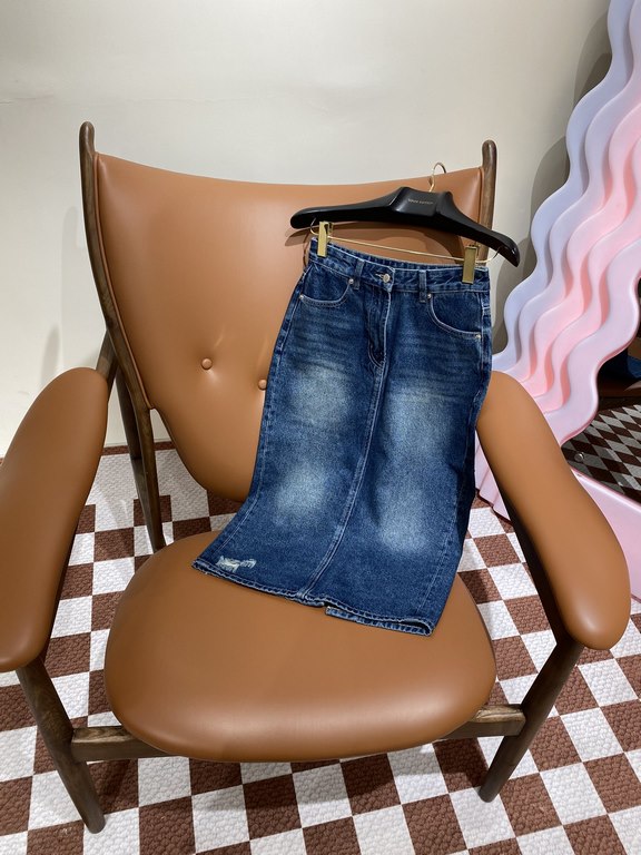 ◆The same as the original counter ◆◆Top quality replica ◆Prada Prada Triangle Label Split Denim SkirtUsing imported non-stretch denim fabrics, classic retro nostalgic wash color, double enzyme wash process grindstone, or