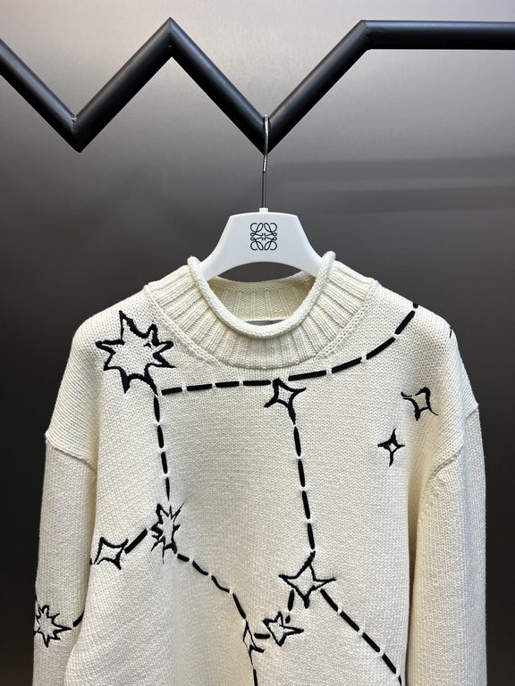 p425 Dior Star SweaterUsing 50 wool 50 viscose 26 yarn, first the original yarn desizing and then 5 hairs and a hair, using a special process for twisting, the finished product feels rough, drape is very strong, the weig