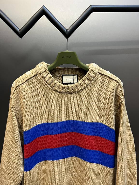 p400 Gucci Tapestry Blend SweaterCamel-colored wool and mohair blend with red and blue webbing inlaid jacquard craftsmanship, wool is a natural warm material with excellent warmth and comfort. The seahorse wool, on the o