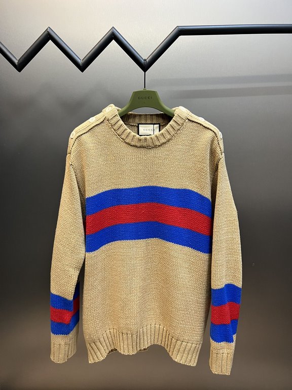 p400 Gucci Tapestry Blend SweaterCamel-colored wool and mohair blend with red and blue webbing inlaid jacquard craftsmanship, wool is a natural warm material with excellent warmth and comfort. The seahorse wool, on the o