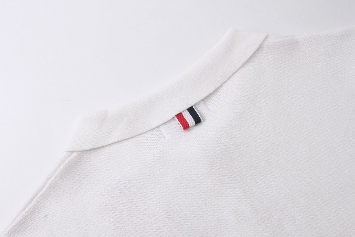 p225Thom Browne  TB23 fall and winter new polo lapel sweater.Made of wool and cotton, the sweater is soft and smooth, warm and comfortable, embellished with TB classic elements, mother-of-pearl buttons on the placket, an