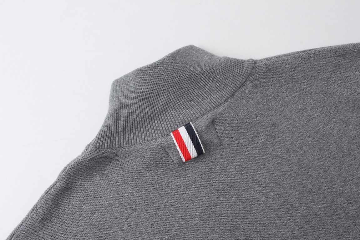 p225Thom Browne  TB23 fall and winter new four bar turtleneck sweater100% Cotton, soft and delicate wool knit, finely crafted and unique! The best-looking style of the academy, the hem, the arms of the opposite version o