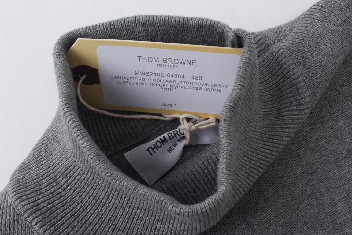 p225Thom Browne  TB23 fall and winter new four bar turtleneck sweater100% Cotton, soft and delicate wool knit, finely crafted and unique! The best-looking style of the academy, the hem, the arms of the opposite version o