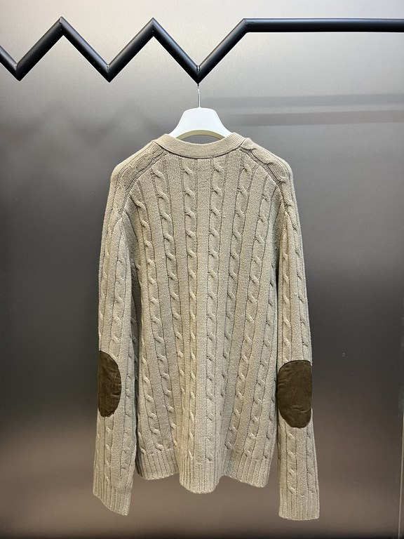 p400 Celine TRIOMPHE embroidered twisted knit cardiganBlended cashmere wool, TRIOMPHE embroidery, appliquéd with 100% sheepskin.TRIOMPHE embroidery is a highly artistic and decorative embroidery process that is used to a