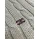 p400 Celine TRIOMPHE embroidered twisted knit cardiganBlended cashmere wool, TRIOMPHE embroidery, appliquéd with 100% sheepskin.TRIOMPHE embroidery is a highly artistic and decorative embroidery process that is used to a