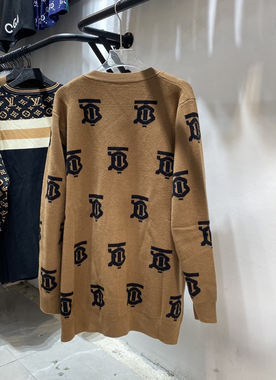 225 Burberry Burberry fall and winter official website new full logo knit cardigan jacketElegant this piece is also a cardigan This small cardigan inside take a bottom not too absolute son Using wool blended delicate fab