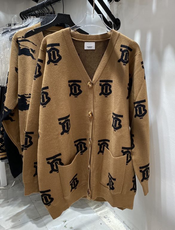 225 Burberry Burberry fall and winter official website new full logo knit cardigan jacketElegant this piece is also a cardigan This small cardigan inside take a bottom not too absolute son Using wool blended delicate fab