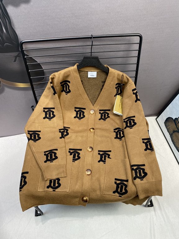 225 Burberry Burberry fall and winter official website new full logo knit cardigan jacketElegant this piece is also a cardigan This small cardigan inside take a bottom not too absolute son Using wool blended delicate fab