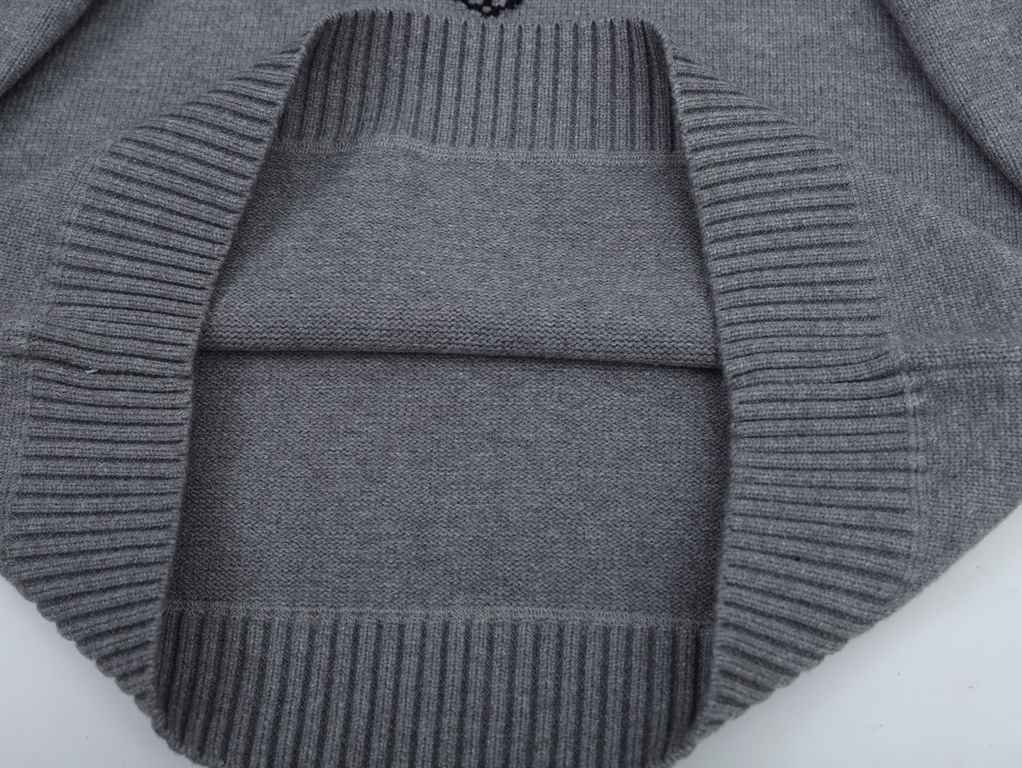 P250Prada collar triangle exclusive logo design Wool crew neck sweaterExclusive to the marketIt is not made of market wool by washing.500KG for each color.Selected first-class woolen factories as OEMCustomized washing ma