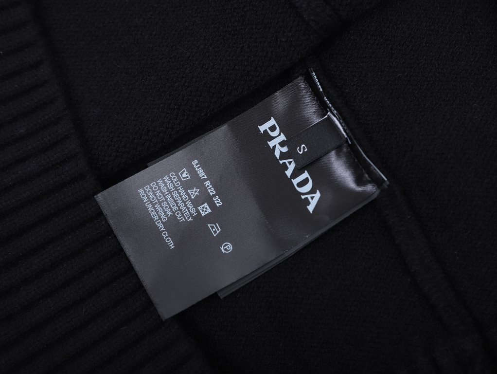 P250Prada collar triangle exclusive logo design Wool crew neck sweaterExclusive to the marketIt is not made of market wool by washing.500KG for each color.Selected first-class woolen factories as OEMCustomized washing ma