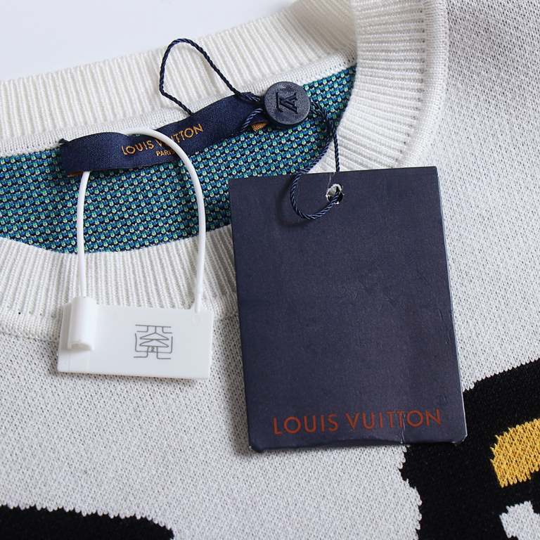 P250  103 FallWinter   LV Portrait Head SweaterThe new fall and winter portrait theme show series sweater, the classic OS cut design is unique. The full Monogram is back, and the sense of fashion comes out.Wool blended f