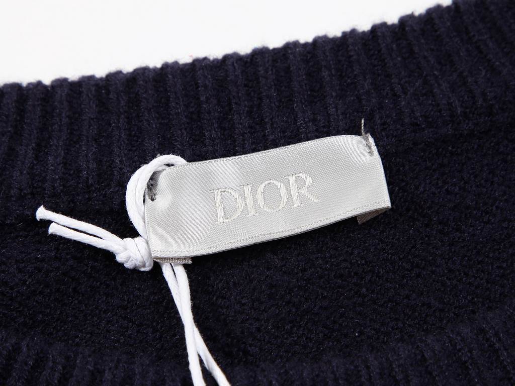 p245Dir Dior   2022 Autumn and Winter new, the latest official website fashion round neck sweater, the official website synchronization, counter custom fabrics! Close to the skin comfortable, durable and good to wear, th