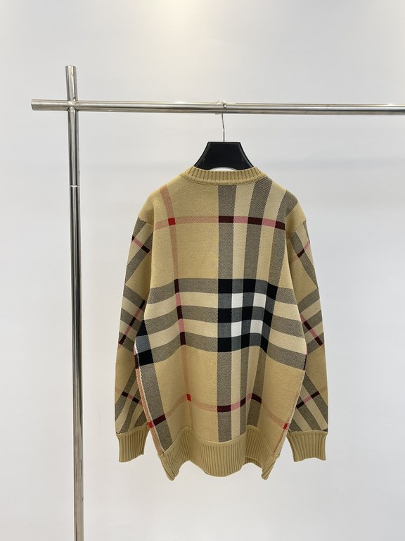 325BURBERRBbr Burberry New Crew Neck Knit Sweater for FallWinterSize：SMLThe official synchronization in the sale of loose fit, the original version of the consistent knitted jacquard plaid pattern, good wear is not picky