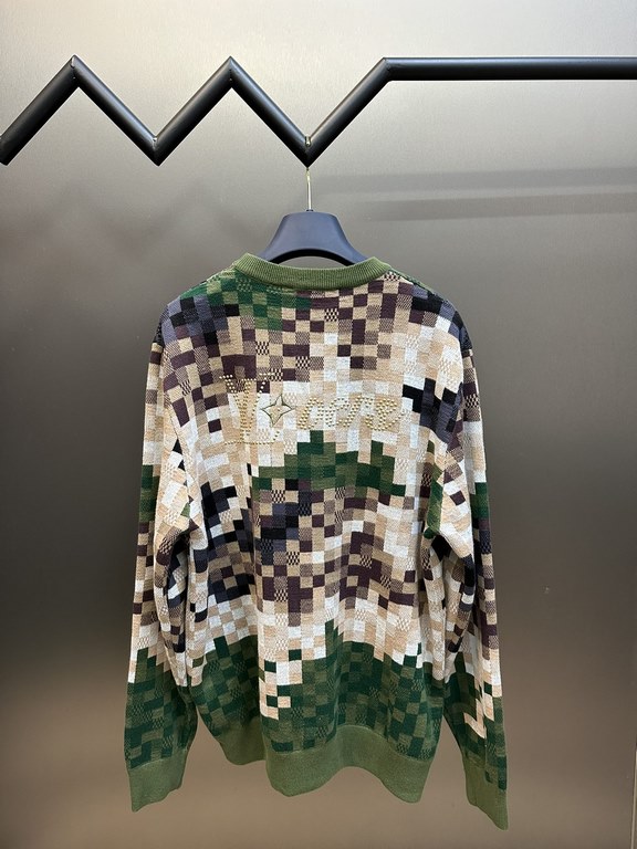 450 Lv Camo Mosaic Studded Embroidered Knit SweaterMade from 100% wool, this jacquard knit, wool-blend fabric is designed with a camouflage mosaic pattern on the body, the brand's English logo embroidered on the chest, t