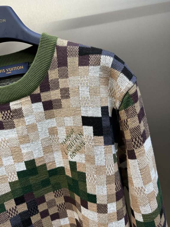 450 Lv Camo Mosaic Studded Embroidered Knit SweaterMade from 100% wool, this jacquard knit, wool-blend fabric is designed with a camouflage mosaic pattern on the body, the brand's English logo embroidered on the chest, t