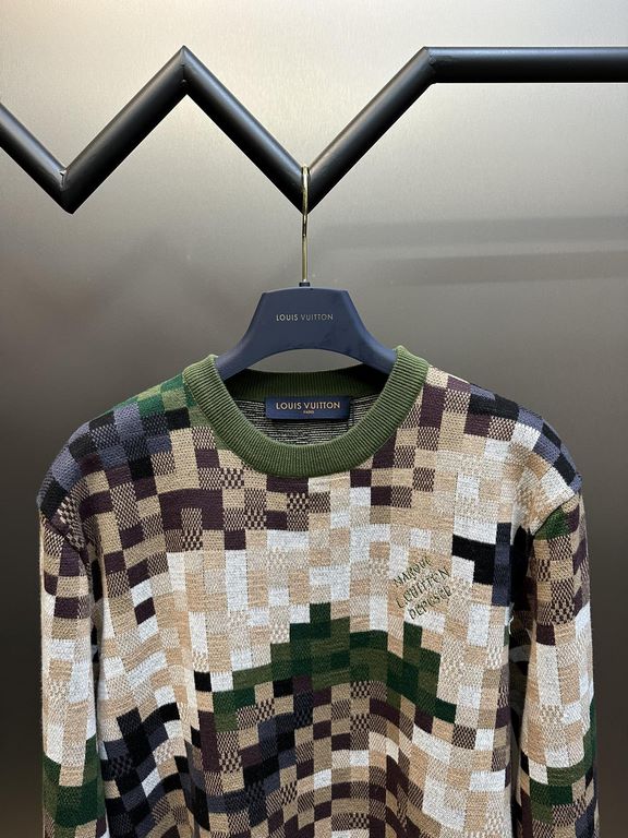 450 Lv Camo Mosaic Studded Embroidered Knit SweaterMade from 100% wool, this jacquard knit, wool-blend fabric is designed with a camouflage mosaic pattern on the body, the brand's English logo embroidered on the chest, t