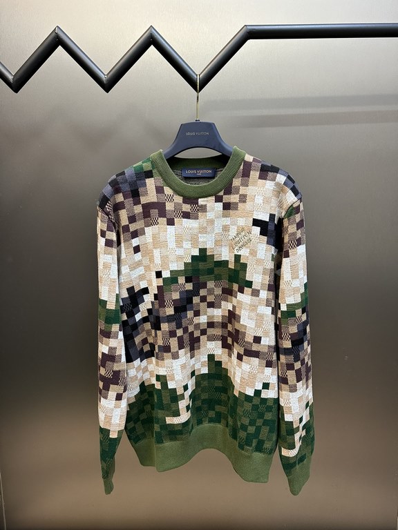 450 Lv Camo Mosaic Studded Embroidered Knit SweaterMade from 100% wool, this jacquard knit, wool-blend fabric is designed with a camouflage mosaic pattern on the body, the brand's English logo embroidered on the chest, t