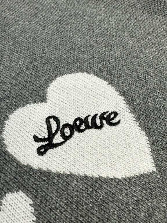 p375 Loewe Love Heart SweaterThe fabric is comfortable and soft, the classic chest heart LOGO, two colors one to one must be dyed, there is no little color difference! In and out of the counter without pressure!Size s m 