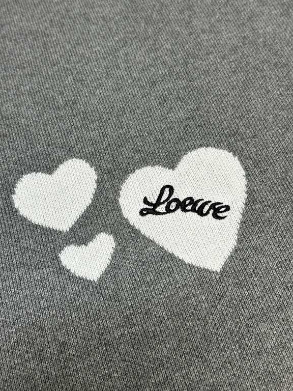 p375 Loewe Love Heart SweaterThe fabric is comfortable and soft, the classic chest heart LOGO, two colors one to one must be dyed, there is no little color difference! In and out of the counter without pressure!Size s m 