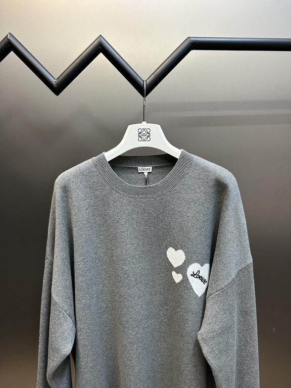 p375 Loewe Love Heart SweaterThe fabric is comfortable and soft, the classic chest heart LOGO, two colors one to one must be dyed, there is no little color difference! In and out of the counter without pressure!Size s m 