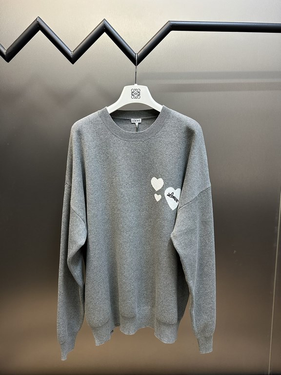 p375 Loewe Love Heart SweaterThe fabric is comfortable and soft, the classic chest heart LOGO, two colors one to one must be dyed, there is no little color difference! In and out of the counter without pressure!Size s m 