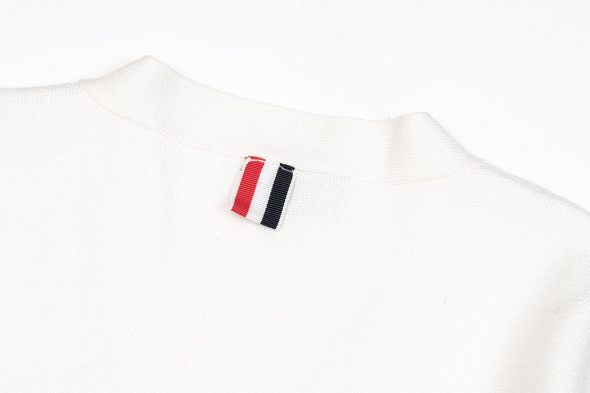 P245 Thom Browne   Thom Browne Willow Button CardiganTB classic four-bar basic style year after year are wearing the classic models must choose the quality   all the color fixed dye containing wool cotton yarn, soft skin