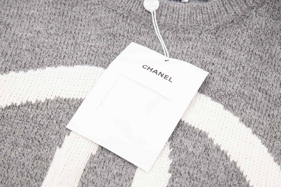 P225Xiao Xiang Double C Jacquard Long Sleeve SweaterDark gray and ivory color blockingDouble C jacquardEnriches the front design with the same color schemeSize XS S M L Original fabric 97% cotton, 2% nylon, 1% spandex.Ja