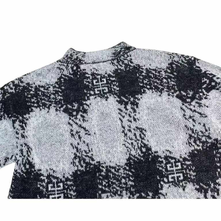 345 Givenchy Givenchy 4G Plaid Mohair SweaterSize SMLThis sweater is made of high content mohair containing 60% wool component wool color spinning and dyeing and the original version of no color difference wool washing u