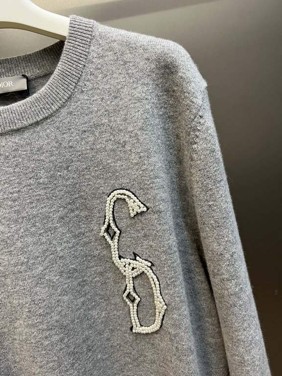 p375 Dior Dior Beaded SweaterThis section is made of 10 cashmere 50 wool 40 polyamide fiber, 16 count blended yarn, using 12 knitting machine 1  1 rib   plain process, the pattern at the first to the board to do plain em