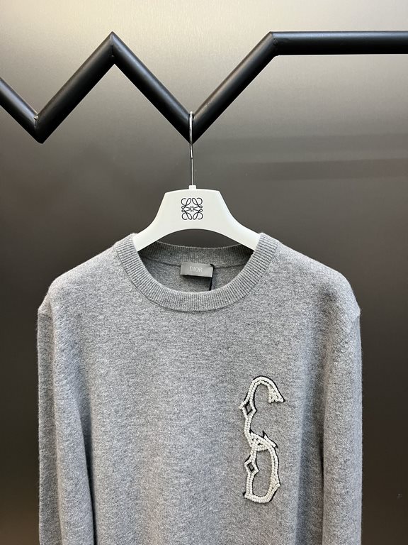 p375 Dior Dior Beaded SweaterThis section is made of 10 cashmere 50 wool 40 polyamide fiber, 16 count blended yarn, using 12 knitting machine 1  1 rib   plain process, the pattern at the first to the board to do plain em