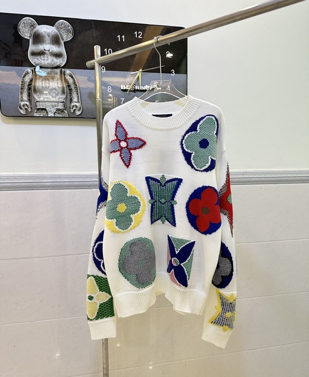 240louis vuitton classic three flowers floral round neck long sleeve sweaterThe whole piece of clothing floral jacquard craft, the official website of the same models on sale, three complete labels a penny a penny. The o