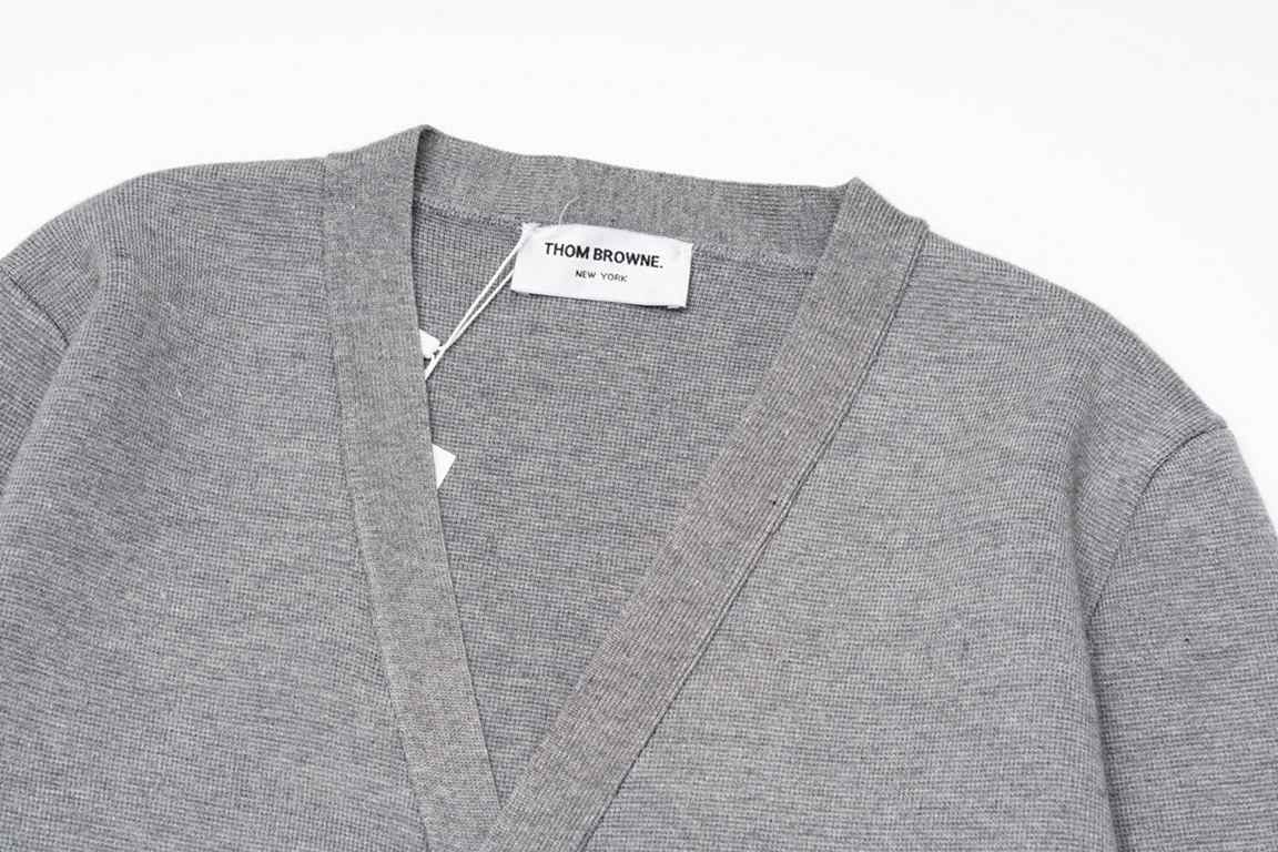 P245 Thom Browne   Thom Browne Willow Button CardiganTB classic four-bar basic style year after year are wearing the classic models must choose the quality   all the color fixed dye containing wool cotton yarn, soft skin