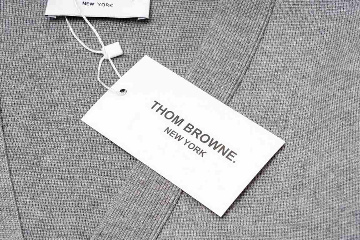 P245 Thom Browne   Thom Browne Willow Button CardiganTB classic four-bar basic style year after year are wearing the classic models must choose the quality   all the color fixed dye containing wool cotton yarn, soft skin